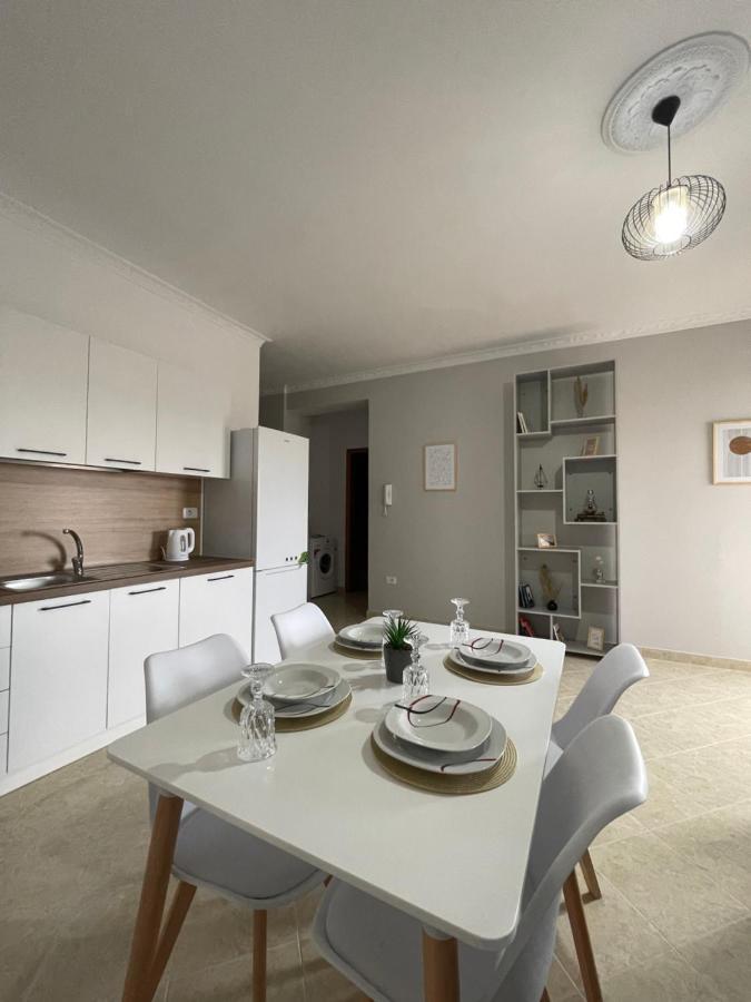 The Sunset Apartment Vlorë Esterno foto